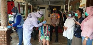 Giat Kapolsek Kembangan Bersama Tiga Pilar Melaksanakan TRACING By Name By Adress Warga Yang Terkomfirmasi Positif Dan Menjalani Isoman Dengan Di Berikan Bantuan