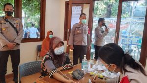 Monitoring Pelaksanaan Vaksinasi Astrazeneca di KTJ Kapolsek Kebayoran Lama Turun Langsung