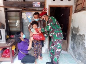 Bakti Sosial Koramil 05/Kramatjati Bersama Satlak 81 Gultor Kopassus dan Tiga Pilar Kel.Tengah Berikan Bantuan Sembako