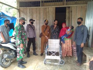 Warga Penyandang Disabilitas Lumpuh, Duo Babin Idi Tunong Dampingi Serahkan Kursi Roda