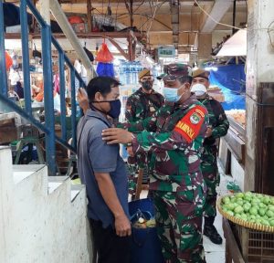 PPKM Mikro Ketat Oleh Babinsa Bersama Pasukan BKO di PD. Pasar Jaya Klender