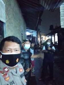 Bhabinkamtibmas Kel.Kedaung Pantau Warga yang Isoman Antisipasi Penyebaran Covid