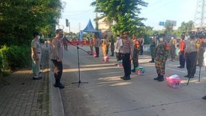 Camat Tambora Bersama Danramil 02/TB Serta Kapolsek Tambora Bagikan Vitamin dan Obat Obatan Bagi Warga Terpapar Covid-19