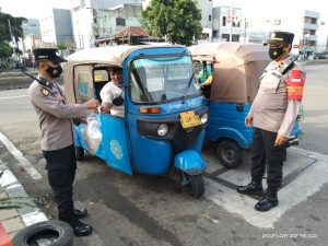 Tekan Penyebaran Covid, Anggota Kapolsub Sektor Roxy Bagikan Masker