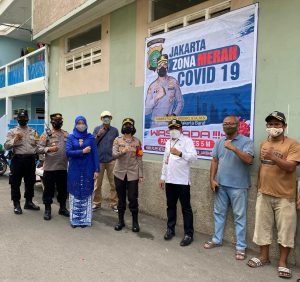 Edukasi Tentang Covid-19, Polsek Tanjung Duren Bersama 3 pilar Pasang Spanduk Hingga Bagikan Masker