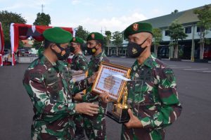 Kapenrem 081/DSJ Terima Penghargaan dari Pangdam V/Brawijaya