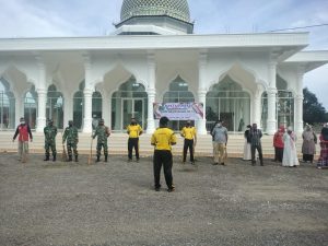 Jelang Pelaksanaan Shalat Jum’at, TNI POLRI Bersama Warga Bersihkan Rumah Ibadah