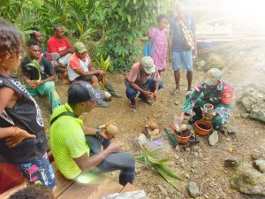 TNI MEMBEKALI WARGA KAMPUNG MOSSO MEMBUAT KERAJINAN BONSAI DARI TUNAS KELAPA DI PAPUA