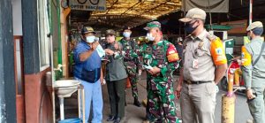Tiga Pilar Kelurahan Penggilingan Bersama Babinsa Terapkan Pergub No-3 PPKM Mikro
