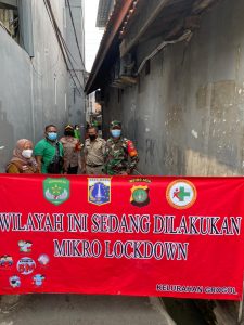Antisipasi Penyebaran Covid-19, Polsek Tanjung Duren Bersama Tiga Pilar Lakukan Mikro lockdown dan penyemprotan Disinfektan Di RW 01 Grogol Petamburan