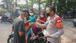 Kapolsek Pesangrahan Turun Langsung Beri Himbauan Dan Masker Ke Warga Ulujami