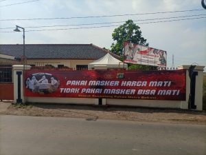 Polsek Tambelang Pasang Spanduk Himbauan Pakai Masker
