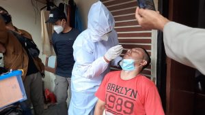 Door To Door Treatmen, Kapolsek Tanjung Duren Beri Vitamin dan Sembako ke Warga Isolasi Mandiri