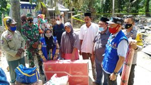 TNI POLRI Dampingi Dinsos Aceh Timur, Salurkan Bantuan Masa Panik Kepada Warga Korban Kebakaran