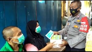 Polsek Metro Taman Sari Beri Bantuan Makanan Siap Saji dan Multivitamin Bagi warga yang menjalani isolasi mandiri
