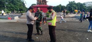 Kapolsek, Danramil 03/Psr Rebo dan Tiga Pilar Bubarkan Kerumunan Warga di Taman Graha Cijantung