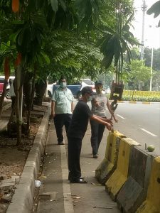 Cegah Aksi Parkir Liar Dishub Jak-Bar Pasang MCB ( Movable Concrete Barrier) dan Spanduk Larangan Parkir di CNI Puri Kembangan.
