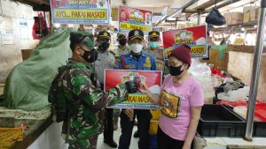 Sosialisasi PPKM Babinsa Koramil 02/TB Bagikan Masker di Pasar Jembatan Dua