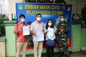 Antusias Masyarakat dengan vaksinasi di Korem 052/WKR.