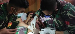 TNI Berikan Layanan Sunat (KHITAN) Gratis Door To Door Kepada Masyarakat Papua