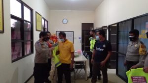 Polsek Tambelang Bagi Rompi Untuk Personil dan Relawan Covid-19