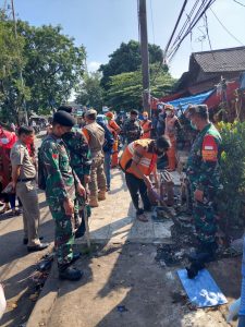 Penegakan Pergub No-3 Giat PPKM Mikro di Pasar Tradisional Pulo Jahe oleh Tiga pilar dan Babinsa Koramil 06/Cakung