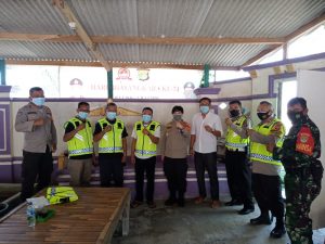 Polsek Tambelang Bagi Rompi di Desa Sukadaya