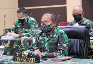 Pangdam XVII/Cenderawasih Ikuti Vicon Dengan Panglima TNI Bahas Serbuan Vaksinasi Covid-19 dan PPKM