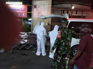 Babinsa Koramil 02/TB bersama 4 Pilar dan Petugas Gugus Tugas Covid-19 Evakuasi Warga Terpapar Covid-19