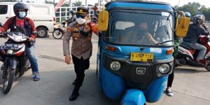 Aksi Polisi Dorong Bajaj Di Lokasi Penyekatan Kalideres Jakarta Barat Curi Perhatian