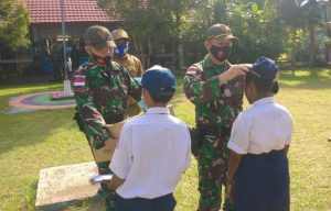 Penerimaan Murid Baru TNI Bagikan Seragam Sekolah di Papua