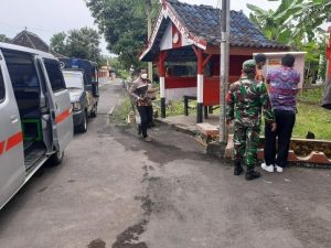 Pasang Poster Salah Satu Cara Sadarkan Warga