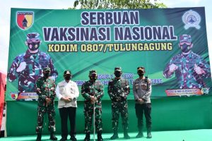 Danrem 081/DSJ Dampingi Irdam Tinjau Serbuan Vaksinasi di Tulungagung