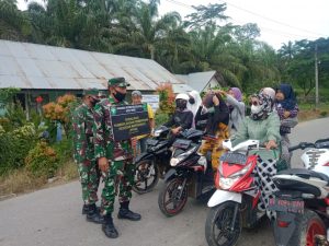Anggota Koramil 18/Bda Lakukan Sosialisasi PPKM Ke Pengguna Jalan