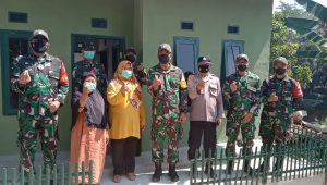 Seorang Ibu, Nampak Sumringah Tahenti Mengucapkan Terimakasih Kepada TNI di program TMMD ke 111