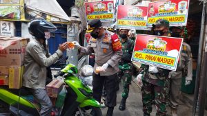 Sosialisasi PPKM Babinsa Bersama Petugas Gabungan Bagikan Masker