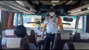 Dalam Rangka Pencegahan Penyebaran Covid-19, Kepala Terminal Kalideres Selalu Memberi Himbauan Ke Awak Bus dan Penumpang