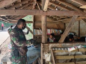 TMMD Reguler Ke-111, Perwakilan Dari Angkatan Udara Sedang Memberi Motivasi Kepada Anak Anak