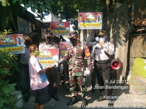 Babinsa Koramil 02/TB Bersama Tiga Pilar Laksanakan Giat PPKM Serta Bagikan Masker