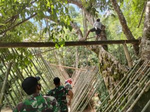 Gotong-Royong Satgas Pamtas Yonif Mekanis 643/Wns Bersama Masyarakat Perbatasan Perbaiki Jembatan Gantung