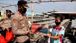 PPKM Darurat, Polres Pelabuhan Serahkan 277 Paket Bansos Bantu Warga