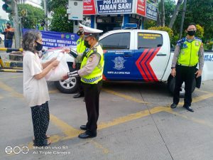 Sat Lantas Polres Metro Jakarta Barat Membagikan Bantuan Sembako Terhadap Sesama Ditengah Pandemi Covid-19