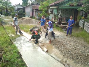 Semangat Serda Mualim, Bantu Warga Bangun Jalan Rapat Beton