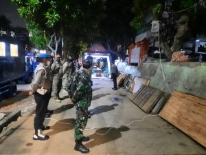 Antisipasi Penyebaran Covid 19 dan Guantibmas, Babinsa Koramil 02/TB Bersama Tiga Pilar Gelar Patroli Wilayah dan Berikan Himbauan Ptotokol kesehatan