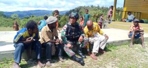 Kunjungi Gereja Katolik, Satgas Yonif 403 Silahturahmi Kepada Tokoh Agama Kampung Wanbakon