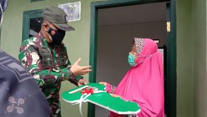 Salah satu Simbolis Penutupan TMMD Ke – 111 Kab. Cianjur di Tandai Dengan Penyerahan Kunci Rumah