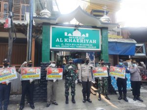 Sosialisasi PPKM, Danramil 02/TB Kapten Inf Arja Suarja Bagikan Masker Kepada Warga