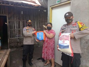 Polsek Tambelang Bagi Sembako dari Rumah ke Rumah