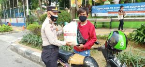 Apresiasi Petugas Kepolisian Dengan Berikan Bantuan Kepada Pengemudi Ojol