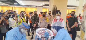 Dandim 0505/JT Dampingi Mentri Perhubungan Pantau Giat Vaksinasi di Terbus Pulogebang